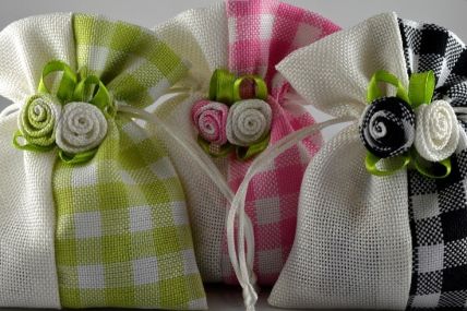 88007 - Coloured Flower Decorated Gingham Gift Bags x 5!!